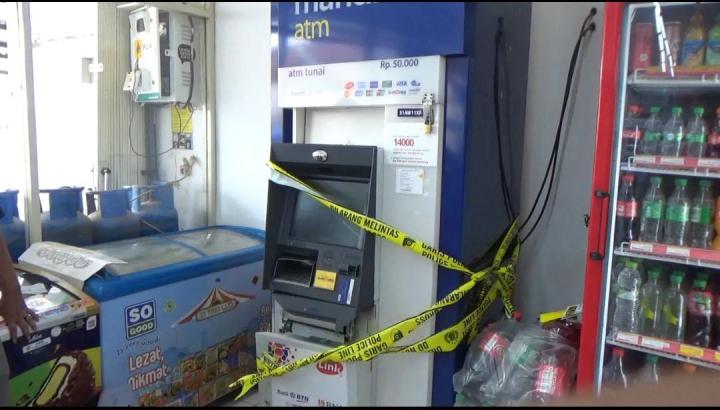 PENCURIAN: Sebuah ATM di Minimarket  Ingin Dibobol Kawanan Pencuri